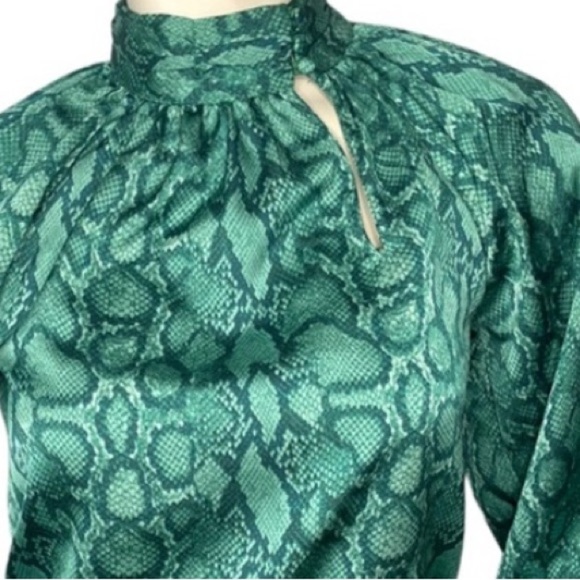 Gwendolyn Snake Mock Neck Blouse green size small - Picture 10 of 14